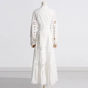Vista trasera de vestido blanco de encaje retro francés con calados