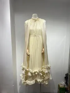 Elegante vestido largo plisado con capa y dobladillo con volantes crema