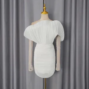Elegante abito bianco monospalla a pieghe con maniche in velo trasparente