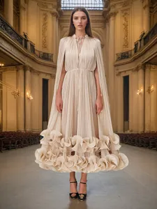 Elegante vestido largo beige plisado estilo capa con cuello en V y bajo de volantes.