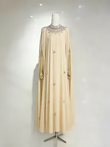 Luxe champagne cape avondjurk met strass opstaande kraag en steraccenten