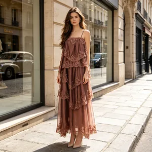 Détail de la robe longue marron chocolat à volants en dentelle sur un mannequin