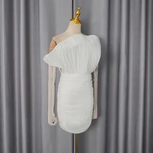 Elegante abito bianco monospalla aderente con intricati dettagli pieghettati e increspati