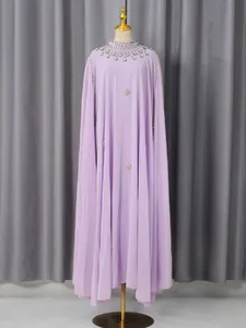 Elegante lichtpaarse cape-jurk met stras kraag detail en vloerlengte ontwerp voor dames