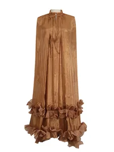 Elegante maxi vestido de capa metálica bronce con dobladillo con volantes y lazo