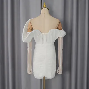 Vista posteriore dettagliata di un abito bianco drappeggiato con design monospalla