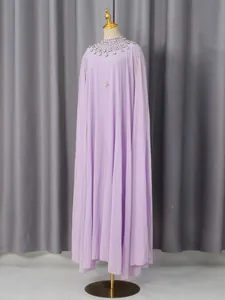 Luxe lichtpaarse lange jurk met strass opstaande kraag en elegant cape-ontwerp