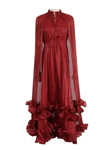 Elegante vestido de noche con capa burdeos, dobladillo con volantes y cuello alto