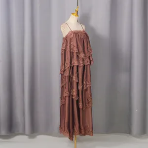 Vue détaillée de la robe longue rétro chocolat avec volants en dentelle à étages