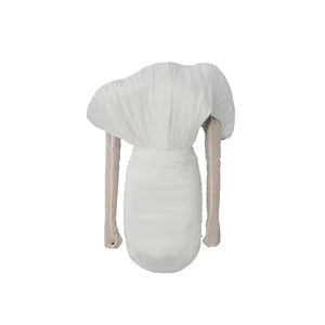 Elegante abito da cocktail bianco a spalla singola con pieghe 3D e guanti velati coordinati