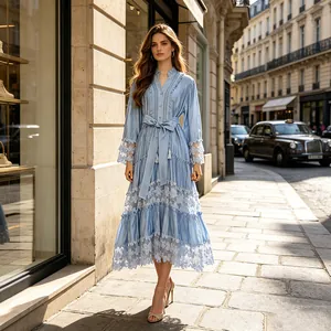 Elegante vestido vintage francés azul claro con bordado de encaje y más volantes