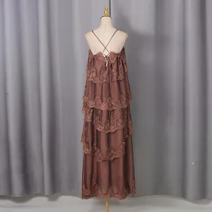 Vue détaillée du dos d'une robe longue vintage marron avec volants en dentelle.