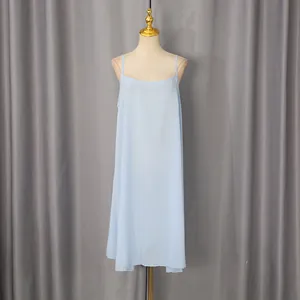 Vestido midi de tirantes azul claro mostrado en un maniquí sobre un fondo de cortina gris