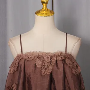 Détail rapproché du décolleté à volants en dentelle d'une robe vintage marron chocolat