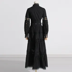 Vista detallada de la espalda de un vestido largo retro francés negro con encaje.