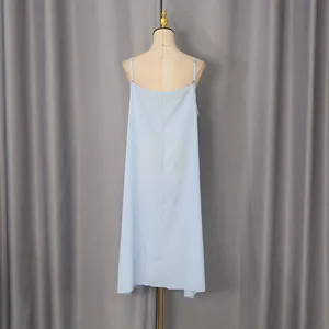 Vista posterior de un vestido lencero azul claro con tirantes finos en un maniquí