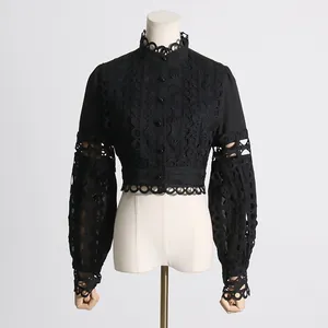 Vista detallada de blusa de encaje negro de estilo victoriano con bordado calado