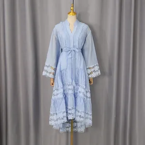 Vista frontal del vestido azul claro bordado con encaje, volantes y lazo a la cintura