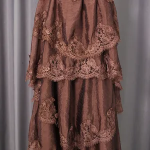 Vue détaillée des volants en dentelle chocolat complexes sur cette robe longue de style vintage
