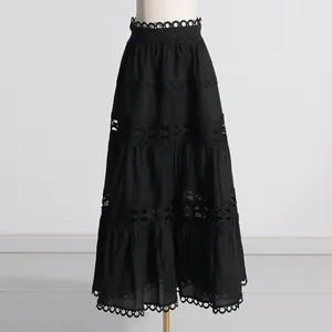Vista detallada de una falda larga negra retro francesa con volantes de encaje.