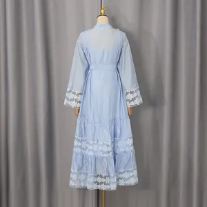 Vista trasera de vestido azul claro de estilo francés con encaje bordado blanco y volantes.