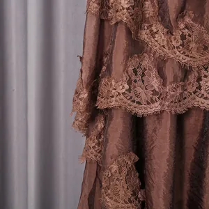 Gros plan détaillé d'une robe vintage chocolat avec volants et dentelle florale