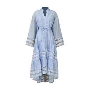 Vista detallada de un vestido largo azul claro con bordado de encaje retro francés