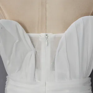Dettaglio della zip posteriore e del delicato tessuto a rete plissettato bianco