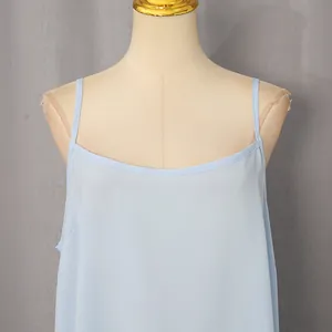 Vista de cerca de un vestido lencero azul claro estilo francés en un maniquí con tirantes finos