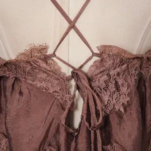 Vue détaillée d'une robe en dentelle marron chocolat avec dos lacé et volants fins
