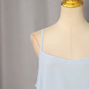 Detalle del tirante y del escote de un elegante vestido azul claro de estilo francés