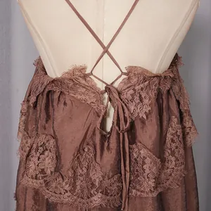 Détail arrière d'une robe nuisette vintage en dentelle chocolat à bretelles.