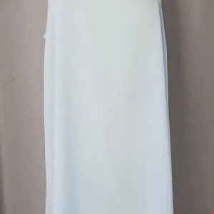 Primer plano de la tela azul claro que muestra la textura suave y la caída de un vestido.