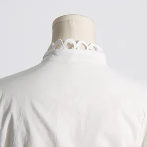 Vista detallada del delicado encaje blanco en el cuello de una blusa de estilo francés