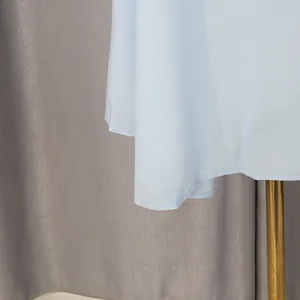 Vista detallada del dobladillo del vestido azul claro con costuras finas y textura de tela