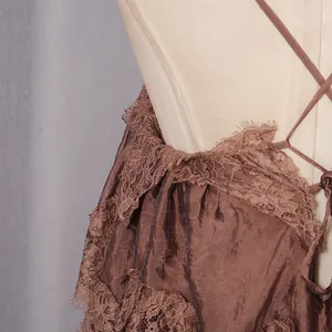 Gros plan sur les détails de dentelle et de volants d'une robe nuisette marron chocolat.