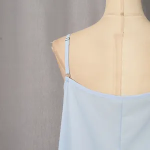Detalle de la fina tira ajustable en un vestido vintage azul claro