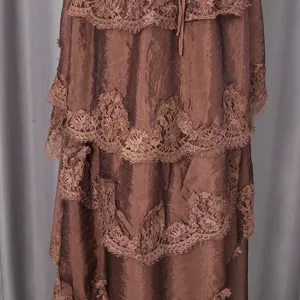 Gros plan sur les volants en dentelle chocolat vintage et les détails de la jupe à étages