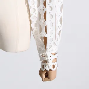 Detalle de manga de encaje blanco vintage francés con botones de perlas chic