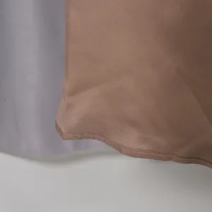Détail de l'ourlet d'une robe nuisette rétro marron chocolat avec coutures fines de qualité