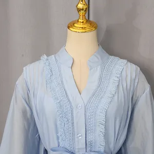 Detalle del encaje azul claro y el cuello con volantes en un vestido vintage de estilo francés