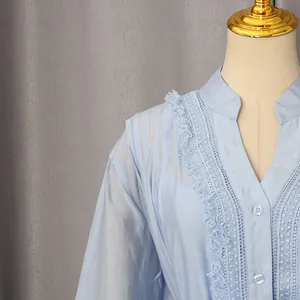 Primer plano de un vestido azul claro de estilo francés con bordado de encaje y volantes
