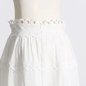 Detalle de falda francesa vintage blanca con encaje festoneado y acabado de alta calidad