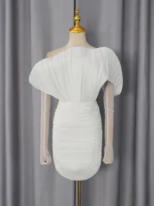 Elegantes weißes One-Shoulder-Kleid mit Plissee und transparenten Ärmeln