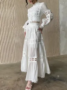 Detalle de un conjunto de encaje vintage francés blanco con elegantes mangas de princesa