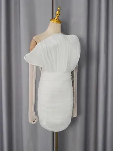 Elegantes weißes plissiertes Einschulter-Minikleid mit Netzärmeln für formelle Sommerabende
