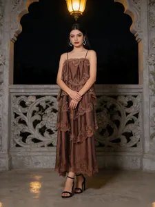 Robe longue vintage chocolat à volants et dentelle pour une soirée élégante et chic