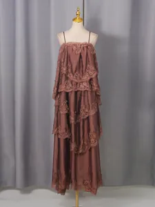 Robe longue chocolat élégante à dentelle et volants de style rétro sur mannequin