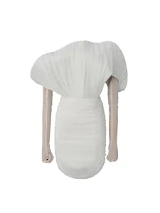 Elegantes weißes One-Shoulder-Mini-Bodycon-Kleid mit Falten und schieren Handschuhen
