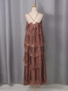 Robe longue chocolat vintage élégante avec dentelle délicate, volants et fines bretelles